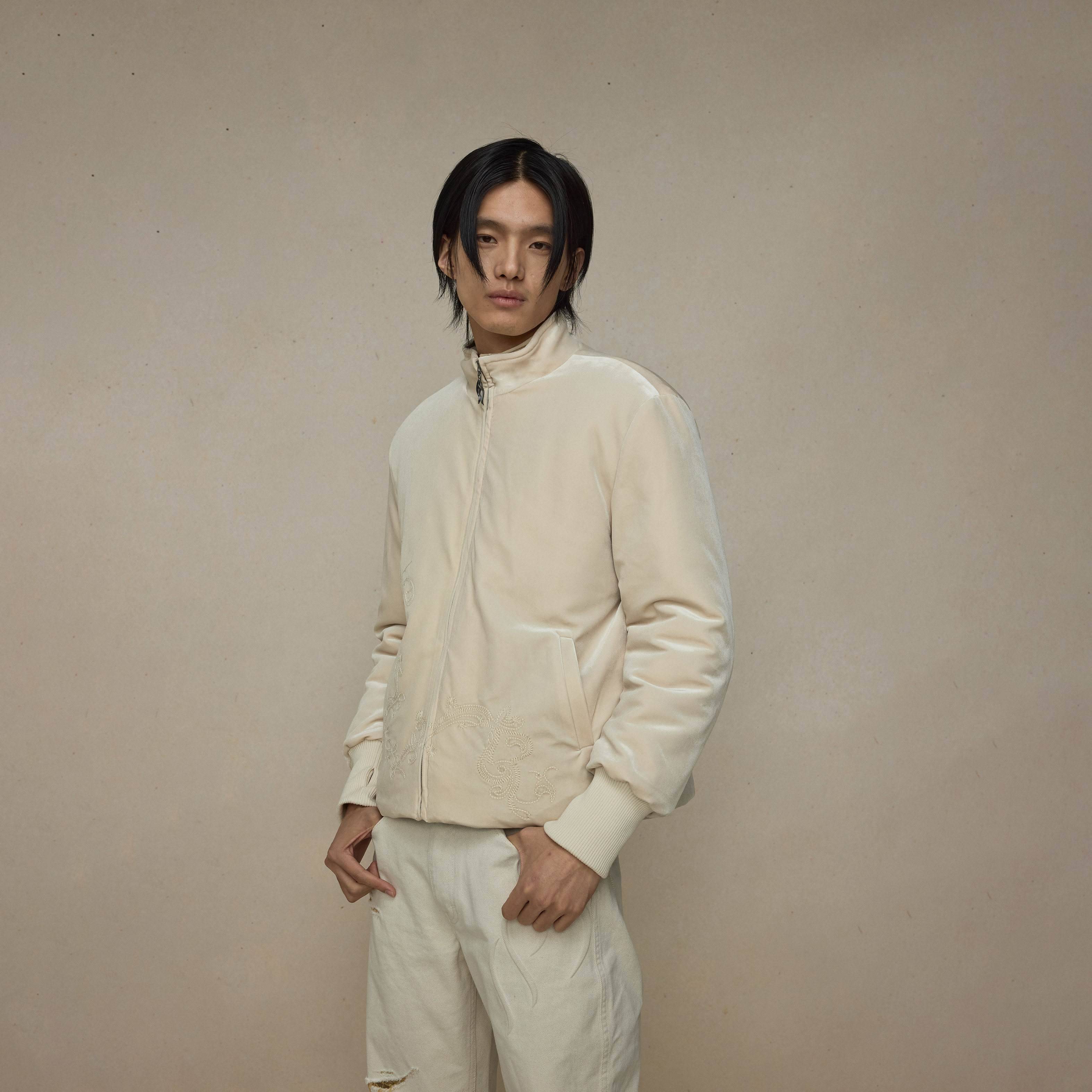 Hypeyourself_Warm_Insulated_Cleanfit_Stand_Collar_Short_Solid_Black_Ivory_Puffer_Jackets_MISSTT