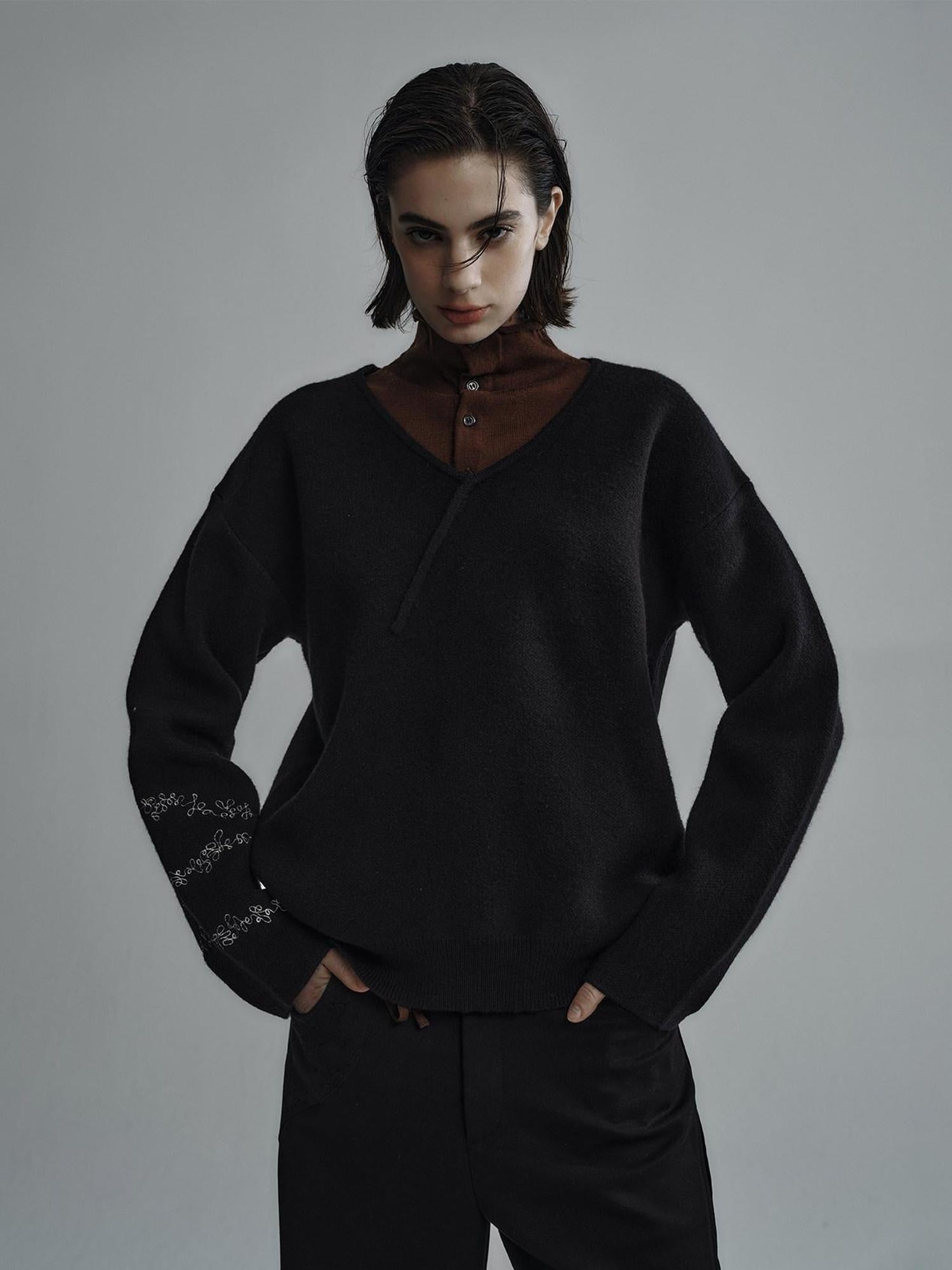 Hypeyourself Shape Retaining Loose Fit Embroidered V-neck Unisex Black Snowflake Sweaters