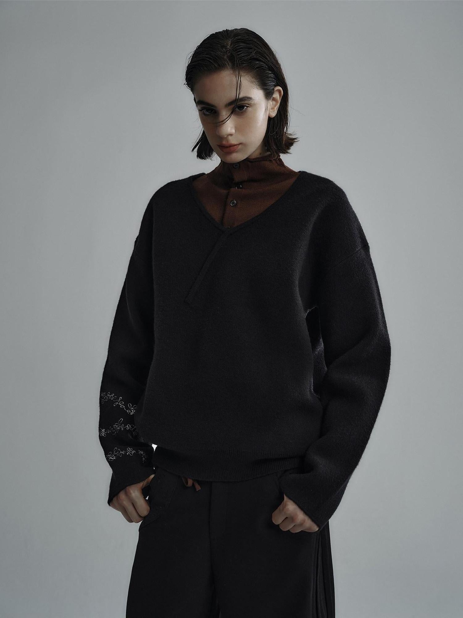 Hypeyourself Shape Retaining Loose Fit Embroidered V-neck Unisex Black Snowflake Sweaters
