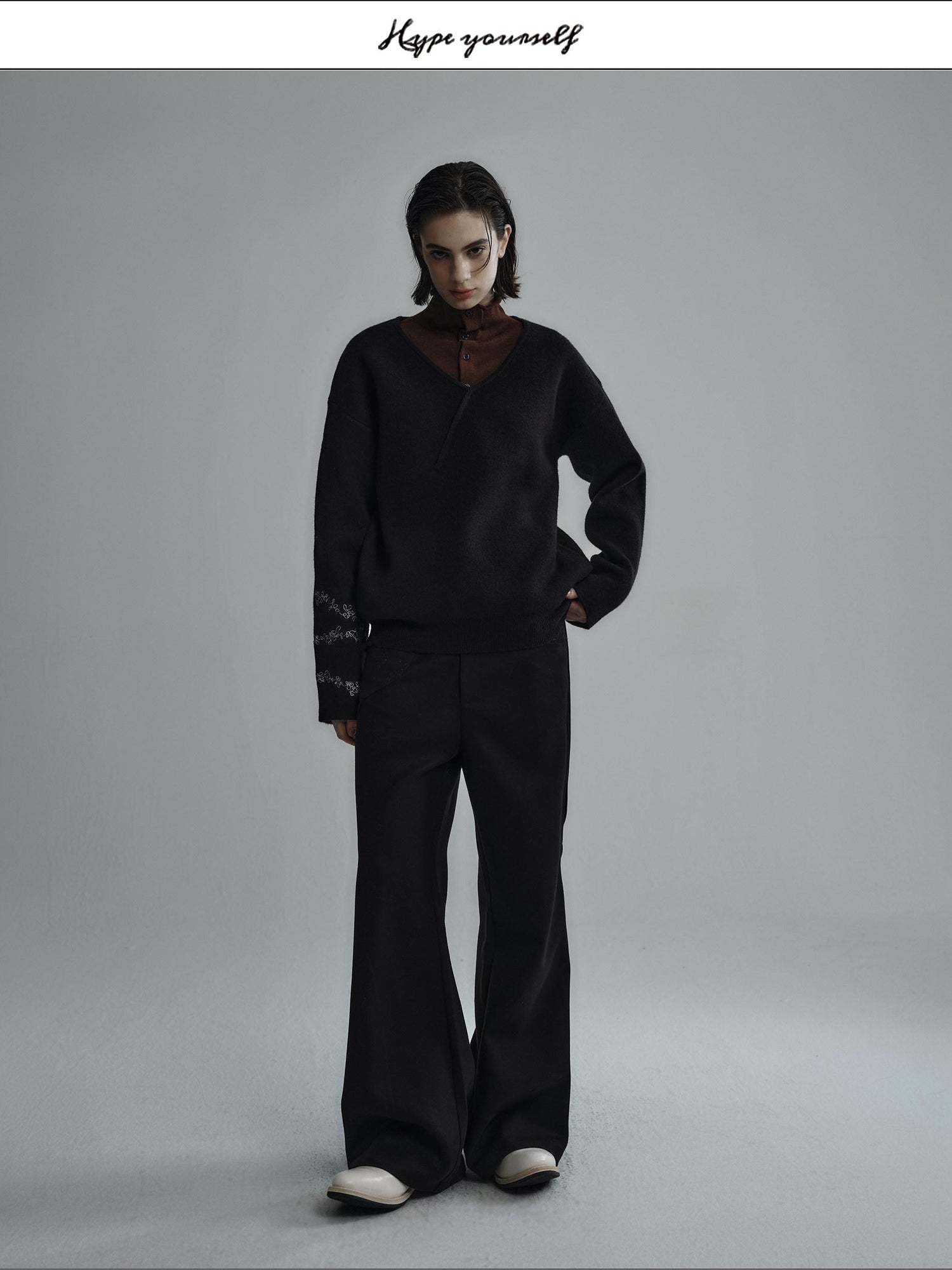 Hypeyourself Shape Retaining Loose Fit Embroidered V-neck Unisex Black Snowflake Sweaters